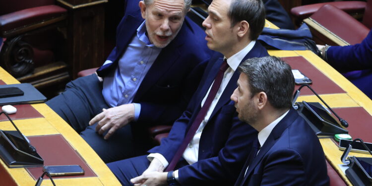 Η λαοθάλασσα της Παρασκευής και η «ανάγνωση» του ΠΑΣΟΚ