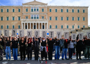 Δύο παράλληλοι κόσμοι…