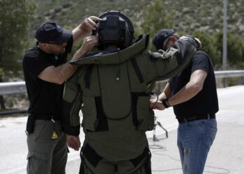 Συναγερμός στα Καμίνια – Ύποπτο αντικείμενο σε πιλοτή πολυκατοικίας