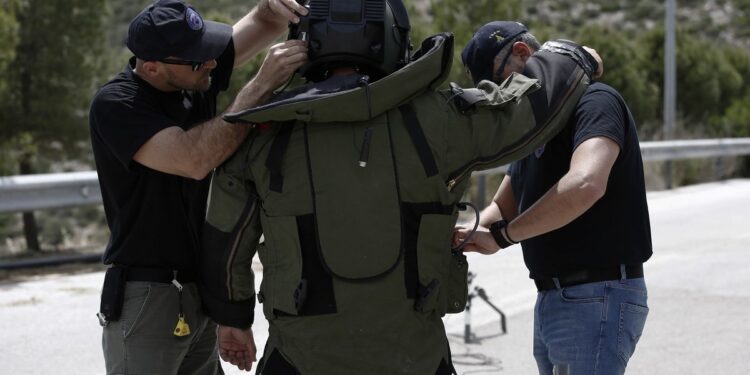 Συναγερμός στα Καμίνια – Ύποπτο αντικείμενο σε πιλοτή πολυκατοικίας