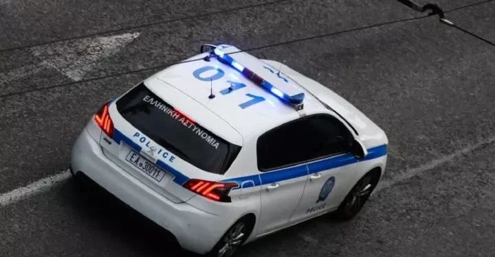 Συνελήφθη 52χρονη που κατηγορείται ότι είχε αποσπάσει 10 χιλιάδες ευρώ από σπίτι που εργαζόταν ως οικιακή βοηθός