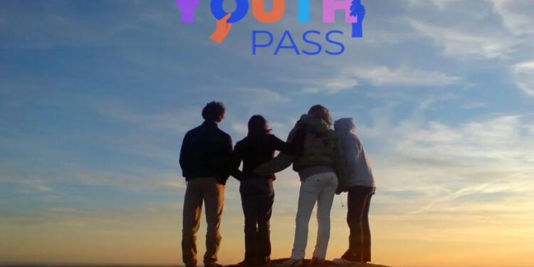 Πάνω από 66.000 νέοι έχουν υποβάλει αίτηση για την ψηφιακή χρεωστική κάρτα των 150 ευρώ