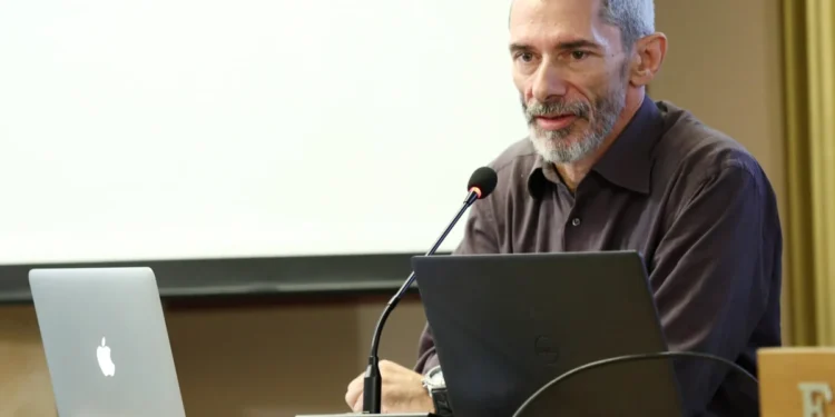 Τα «γυρίζει» ο Λακαφώσης μετά τον σάλο για την ιδιότητά του