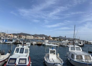 Καιρός Πάσχα 2025: Άνοιξαν οι «λασπο-ουρανοί»: Βρέχει ήδη στην Αττική