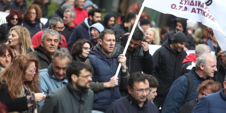 Ακινητοποιημένη η Αθήνα – Μαζικές πορείες στους δρόμους – Κυκλοφοριακές ρυθμίσεις