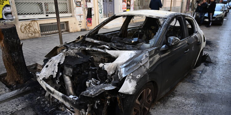 Εξάρχεια: Επιχείρηση «σκούπα» της ΕΛ.ΑΣ για εκκένωση κτιρίου