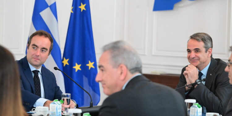 Συναντήθηκε με τον Γάλλο υπουργό Άμυνας στο Μαξίμου