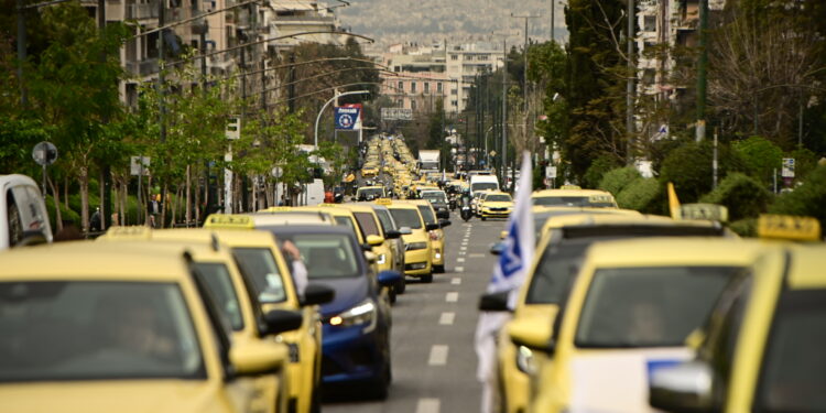 Στους δρόμους τα ταξί για τις λεωφορειολωρίδες- Κίτρινη θύελλα στους δρόμους