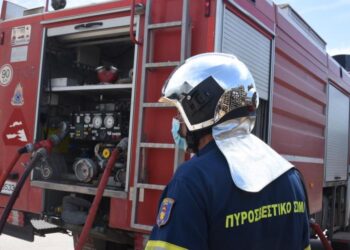 Πυρκαγιά σε υπαίθριο χώρο δίπλα σε σπίτια στον Σχινιά