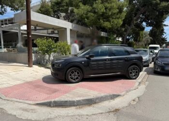 Δήμος Γλυφάδας: Βαρύς ο πέλεκυς για το παρκάρισμα σε ράμπες