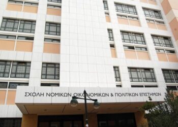 Εισβολή κουκουλοφόρων στη Νομική Αθηνών!