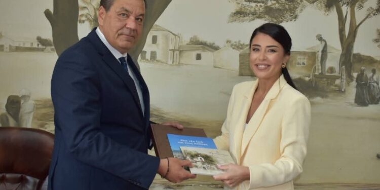 Συνάντηση Αφ. Λατινοπούλου με τον δήμαρχο Φυλής Χ. Παππού