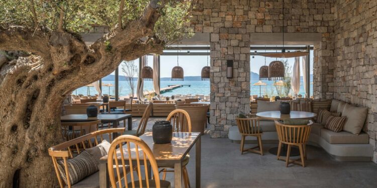 Έφαγαν 34 εκατομμύρια και τα ξέπλεναν με καπουτσίνο στο Costa Navarino