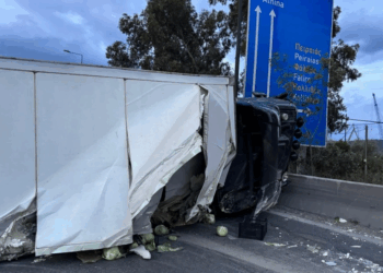 Γέμισε παντού λάχανα- Παραμένει κλειστή μετά την ανατροπή της νταλίκας