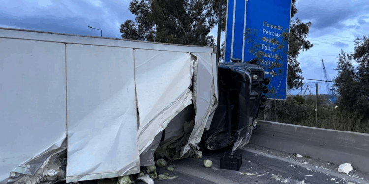 Γέμισε παντού λάχανα- Παραμένει κλειστή μετά την ανατροπή της νταλίκας