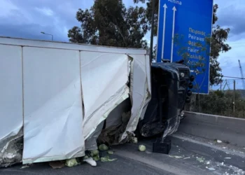 Ανατροπή νταλίκας στο Σκαραμαγκά – Κλειστό το ρεύμα προς Αθήνα της Αθηνών-Κορίνθου