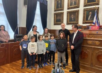Ο Δήμαρχος Πειραιά υποδέχθηκε ομάδες ρομποτικής που διακρίθηκαν στο Πανελλήνιο Πρωτάθλημα FIRST TECH Challenge 2025