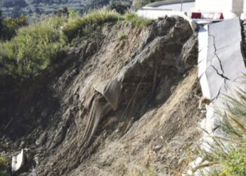 «Δεν είναι δυνατόν να “βυθίζεται” ένας δρόμος 15 εκ. ευρώ και να μη φταίει κανείς»