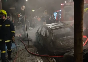Κάηκαν 11 αυτοκίνητα και έγιναν 72 προσαγωγές