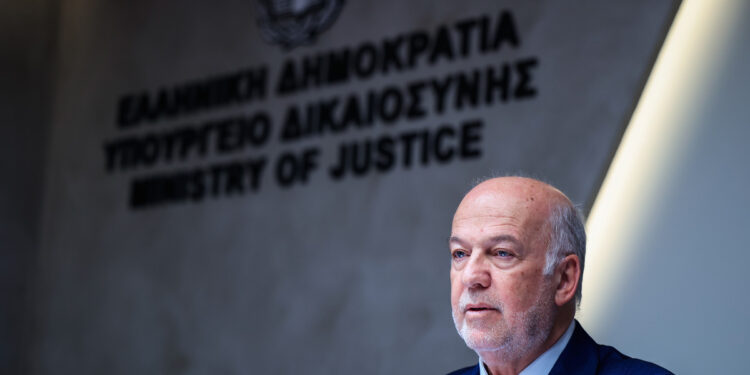 Τα ομόφυλα ζευγάρια δεν θα αποκτούν παιδί μέσω παρένθετης μητρότητας