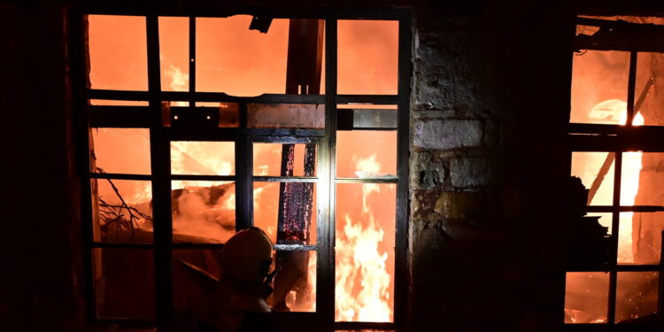 Υπό έλεγχο τέθηκε η φωτιά σε εργοστάσιο στα Άνω Πατήσια