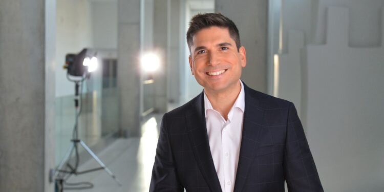 Κώστας Λασκαράτος: Αντίφαση