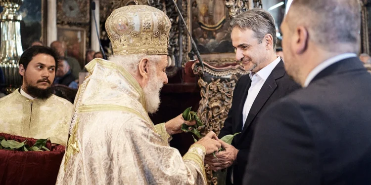 Μητσοτάκης: Παρακολούθησε την πρώτη Ανάσταση στην Τήνο