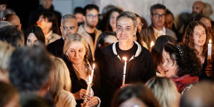 Παρουσία του Κυριάκου Μητσοτάκη η Ακολουθία της Ανάστασης στην Τήνο