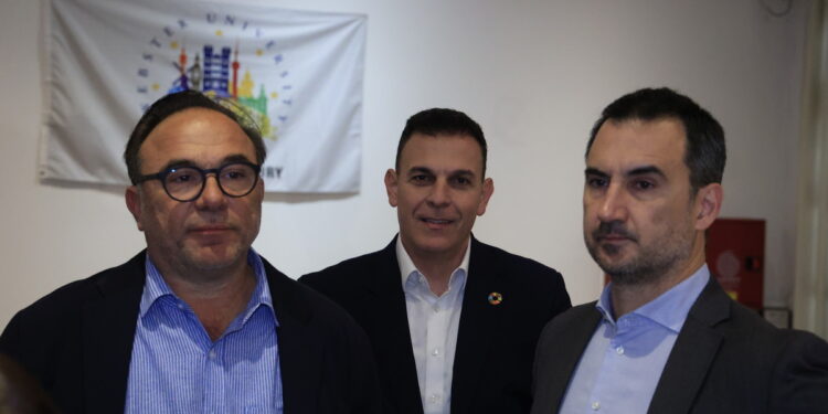 Σπασμένα κόκκινα αυγά