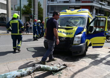 Έκτακτο: Παγκράτι: Ασθενοφόρο έπεσε σε κολώνα και καταπλάκωσε πεζούς