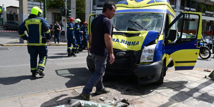 Έκτακτο: Παγκράτι: Ασθενοφόρο έπεσε σε κολώνα και καταπλάκωσε πεζούς