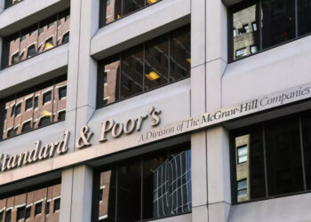 Ο Standard & Poor’s επανεξετάζει όλες τις μακροοικονομικές του προβλέψεις μετά τους δασμούς που επέβαλε ο Τραμπ