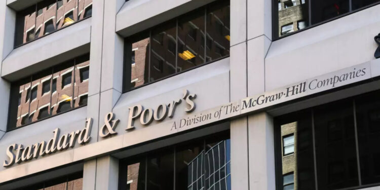 Ο Standard & Poor’s επανεξετάζει όλες τις μακροοικονομικές του προβλέψεις μετά τους δασμούς που επέβαλε ο Τραμπ