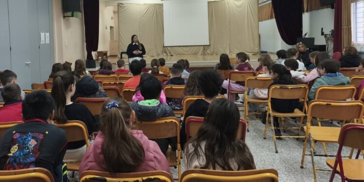 Ενημερωτική καμπάνια στα Δημοτικά Σχολεία της Γλυφάδας για τις δράσεις της Κοινωνικής Υπηρεσίας