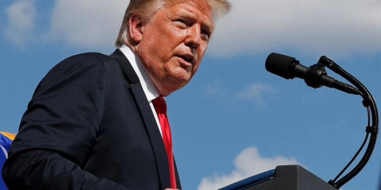 Ο Τραμπ εξαιρεί κινητά και ηλεκτρονικούς υπολογιστές από τους δασμούς