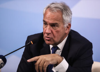 «Οι παράνομοι μετανάστες θα παραμένουν κρατούμενοι μέχρι την απέλασή τους»
