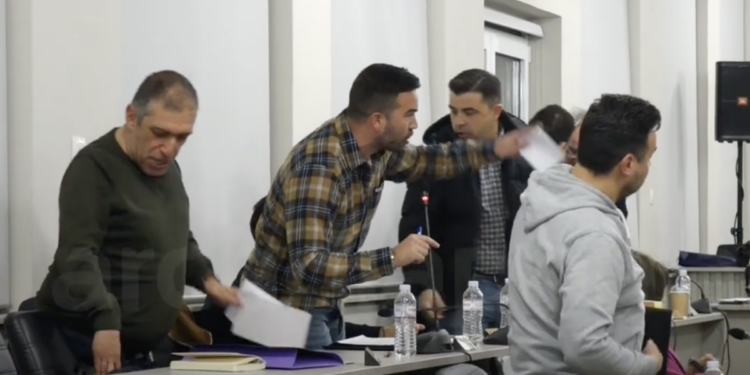 Ένταση στο Δημοτικό Συμβούλιο Τρίπολης: Παραιτήθηκε ο αντιδήμαρχος Γιώργος Λαγός μετά από σφοδρή λογομαχία (βίντεο)