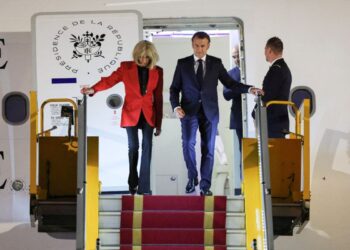 Εμανουέλ και Μπριζίτ Μακρόν: Η ακατανίκητη χημεία του έρωτα και της έξουσίας — Από το λύκειο ως το εμβληματικό χαστούκι στο Βιετνάμ
