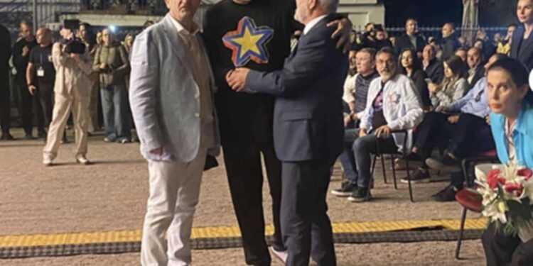 Ως τα κάγκελα η ομογένεια: Μετά τον Μάστορα… ο Δήμαρχος