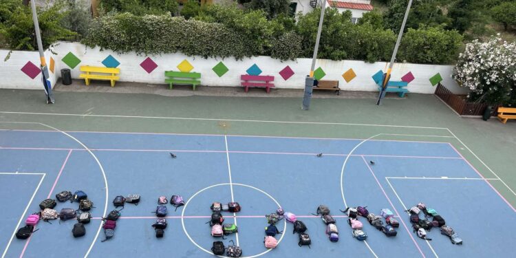 Καλλιθέα: Ραγίζει καρδιές το αντίο των συμμαθητών στην 7χρονη Αγγελίνα – Αύριο η κηδεία της