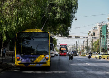 Στη Βουλή ο νέος ΚΟΚ: Ποινικοποιείται η οδήγηση με τη χρήση κινητού – Εκτός λεωφορειολωρίδων τα ταξί
