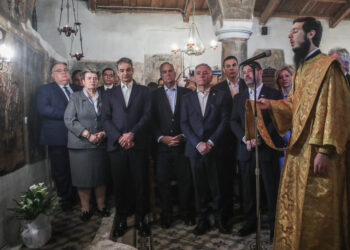 Στην Παιανία για τον Άγιο Αθανάσιο ο Πρωθυπουργός – Παρέστη στη θεία λειτουργία και τη λιτανεία