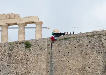 Νέα Αριστερά: Προσήχθησαν 15 άτομα που ύψωσαν παλαιστινιακή σημαία στην Ακρόπολη