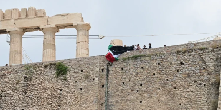 Νέα Αριστερά: Προσήχθησαν 15 άτομα που ύψωσαν παλαιστινιακή σημαία στην Ακρόπολη