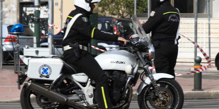 Ζωγράφου: Κουκουλοφόροι τα έκαναν γυαλιά καρφιά στην Πολυτεχνειούπολη – Μια τραυματίας