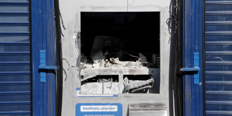 Νεκρή 39χρονη από έκρηξη αυτοσχέδιου εκρηκτικού μηχανισμού έξω από τράπεζα