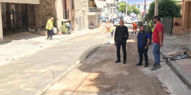 Αυτοψία Δημάρχου Πειραιά Γιάννη Μώραλη στις εργασίες ανακατασκευής του μπετόδρομου στην οδό Σπύρου Τρικούπη, στο Χατζηκυριάκειο