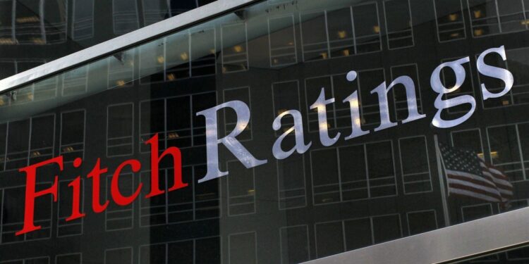 Fitch: Αναβάθμιση των προοπτικών της ελληνικής οικονομίας σε θετικές από σταθερές