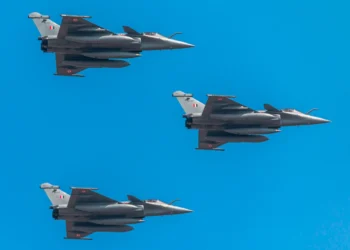 Αντάλλαξαν πυραυλικές επιθέσεις σε στρατιωτικές βάσεις (βίντεο)