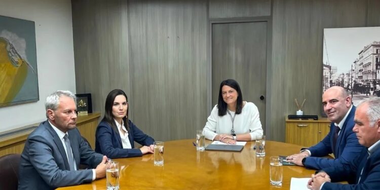 Συνάντηση Υπουργών Ν. Κεραμέως και Ο. Κεφαλογιάννη με το Προεδρείο της ΠΟΕΕΤ: Θετικές οι επιπτώσεις της Ψηφιακής Κάρτας Εργασίας σε τουρισμό και επισιτισμό